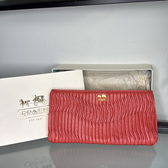 New In Box Coach Coral Mad Gap Leather Zip Clutch